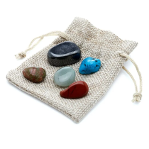 Natürliche Steine, die man bei sich oder in der Nähe tragen kann, um von ihren energetischen Eigenschaften zu profitieren