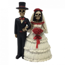 Ein paar Skelette in Hochzeitskleidung. Originelle und ausgefallene Dekoration