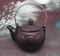Kleiner Gusseisentopf in Form einer Teekanne. Süß, nützlich und funktionell
