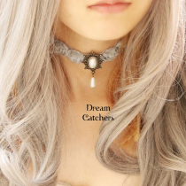 Graue Halskette mit weißen Perlen, um Ihr Gothic- oder Steampunk-Outfit zu vervollständigen.