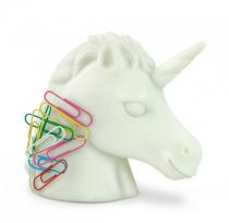 Pon un poco de magia en tu escritorio con este sujetapapeles de unicornio