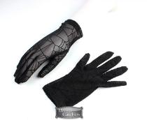 Magnífico par de guantes góticos de encaje, accesorio esencial para su traje gótico.