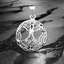 Colgante pagano, bañado en plata, que representa el árbol del fuego