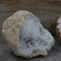 Une belle géode remplie de calcite et de cristaux de quartz du Maroc, en provenance directe de la terre mère
